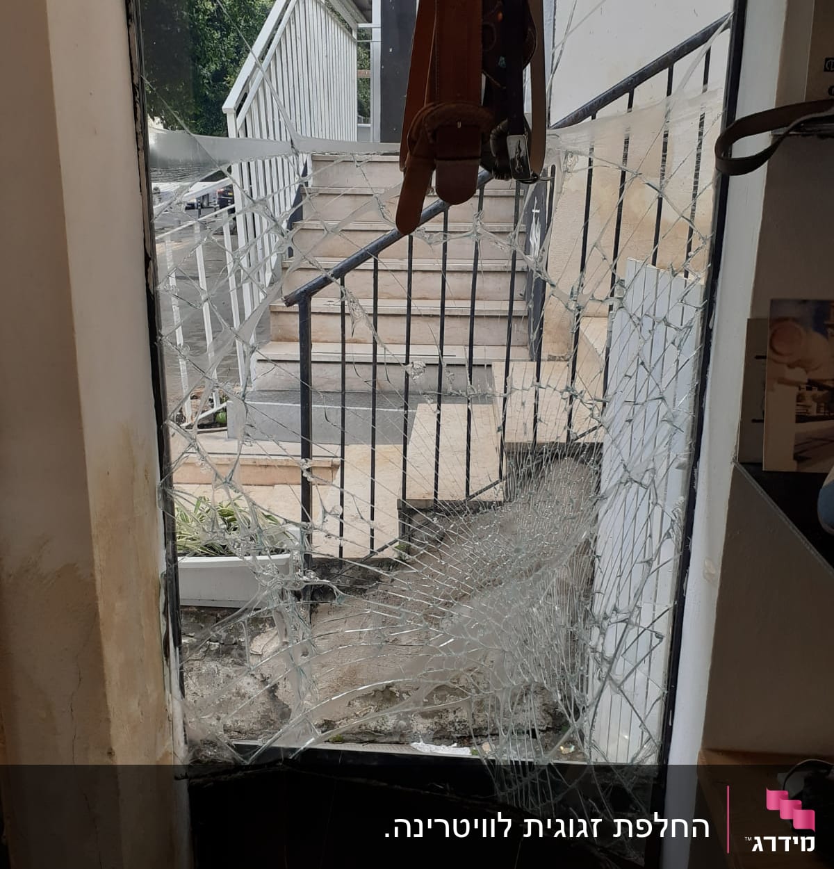 זכוכית שבורה עם סדקים רבים בדלת